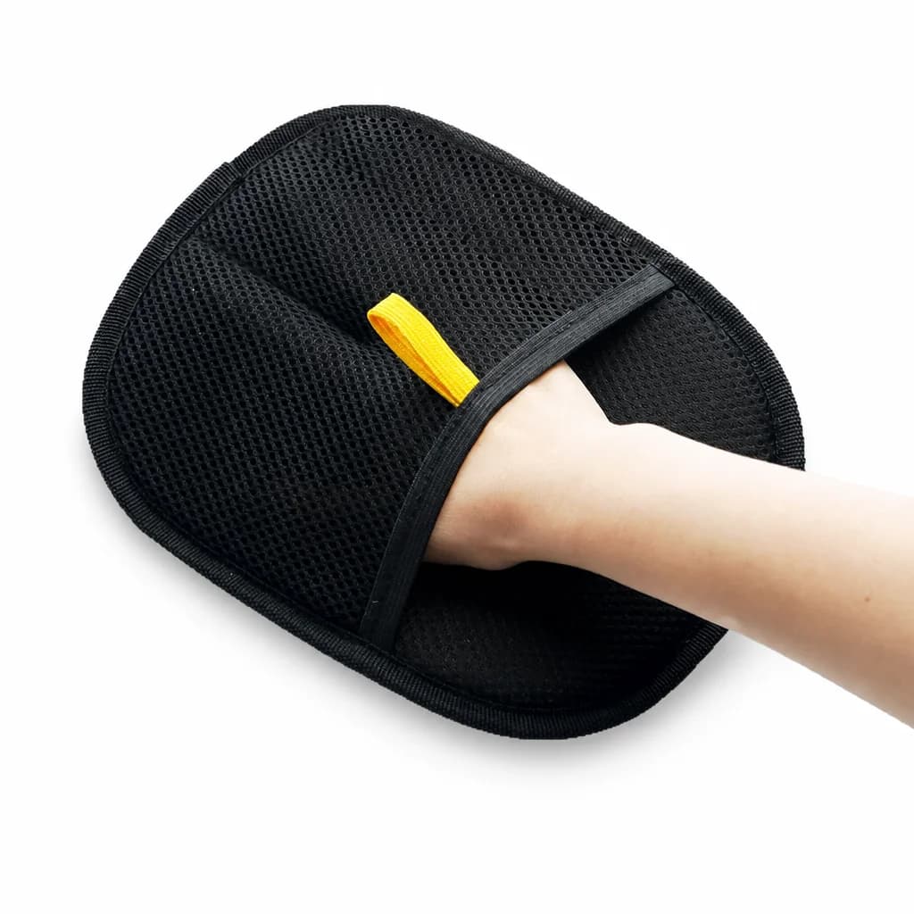 Svart pälshandske på hand